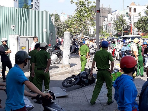 Đang đi đường, nam thanh niên bị thanh ván từ cao ốc rơi trúng đầu, ngã gục