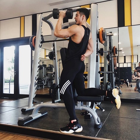 Dương Mạc Anh Quân chứng minh chỉ cần chăm tập gym là thành cực phẩm