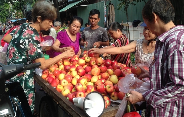 Táo Mỹ, lê Hàn giá 40.000 đồng/kg tràn chợ, người dùng có đang ăn 'quả lừa'?