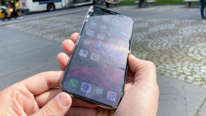 Hình ảnh iPhone 11 Pro vỡ nát sau thử nghiệm rơi từ độ cao 1m