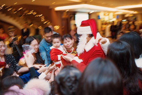 Pullman Hanoi - Thắp sáng cây thông Noel 2019 khổng lồ tại sảnh khách sạn