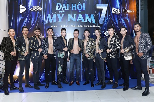 Loạt mỹ nam diện vest NTK Minh Hùng khoe body 6 múi “đại náo” sàn catwalk Đại hội Mỹ nam