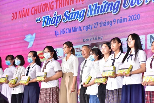 Tiên Nguyễn đại diện tập đoàn IPP trao học bổng Nguyễn Thị Minh Khai