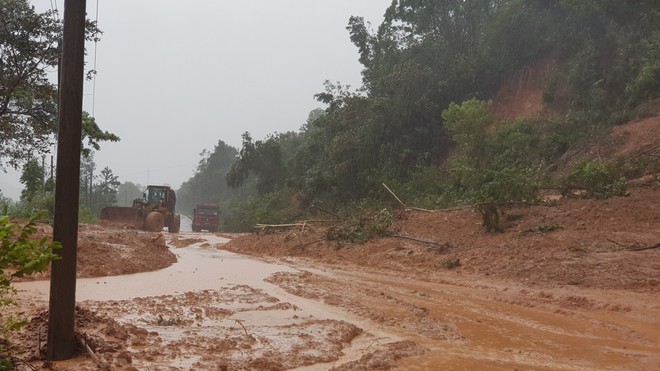 Quảng Trị: Sạt lở đất, hàng chục cán bộ, chiến sĩ sư đoàn 337 nghi bị vùi lấp