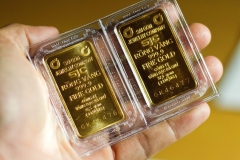 Giá vàng SJC chạm mốc 60 triệu đồng/lượng