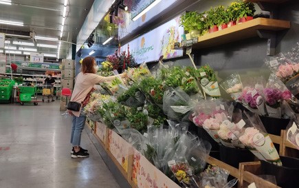 Mùng 2 Tết: Chợ, siêu thị bán lại, người dân chậm rãi mua sắm