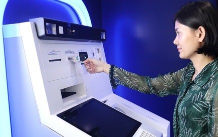 Lần đầu tiên khách hàng có thể rút tiền từ ATM bằng thẻ CCCD