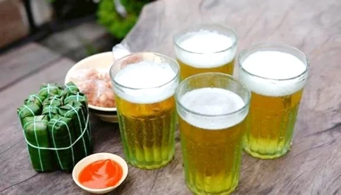 Uống 4 cốc bia, bao lâu nồng độ cồn về 0?