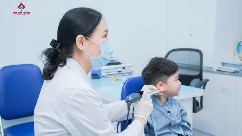Cảnh báo tình trạng phụ huynh chữa viêm tai giữa cho con bằng sáp ong, thổi thuốc