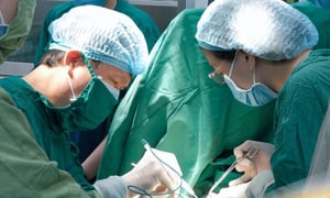 Kết quả sinh thiết lành tính, bác sĩ vẫn phát hiện ung thư trên bàn mổ
