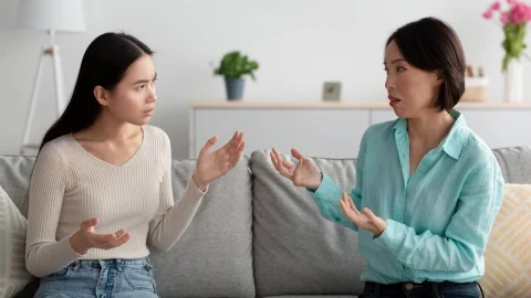 Vì sao con càng trưởng thành càng xa cách cha mẹ dù gia đình không mâu thuẫn?