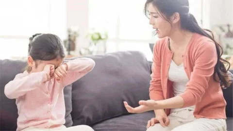 Vì sao trẻ có tâm lý “cha mẹ càng cấm, con càng làm”?